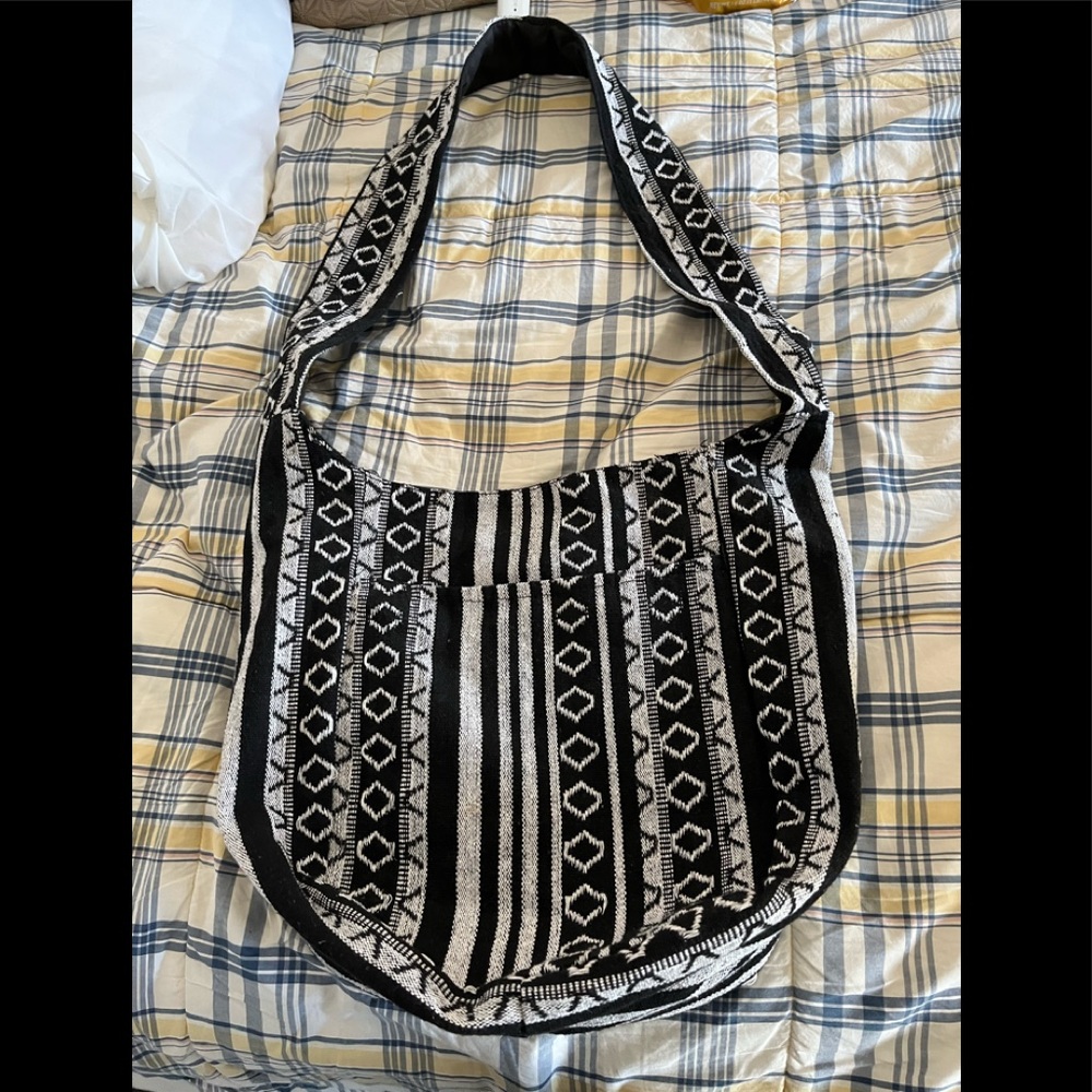 Shoulder/crossbody bag. 1 pocket inside and outside: 15x13x4. Smoke free home.